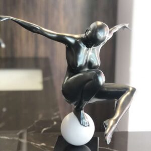 Scultura in resina Woman Sphere